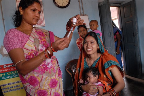 Community _health _worker _gives _a _vaccination _in _Odisha _state ,_India